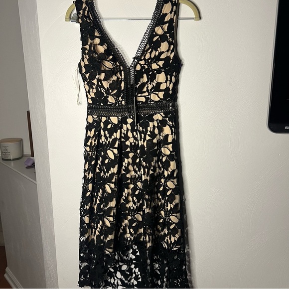 Elegant Black Lace Dress - Picture 1 of 7